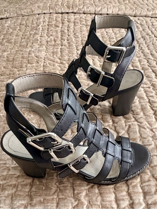 White Mountain Shoes - Women's Black Strappy Buckle Heeled Sandals Size 8.5